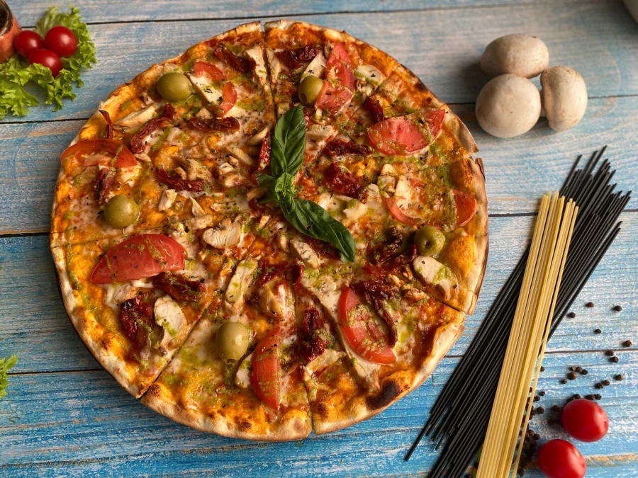 Пицца с курицей, вялеными томатами и песто