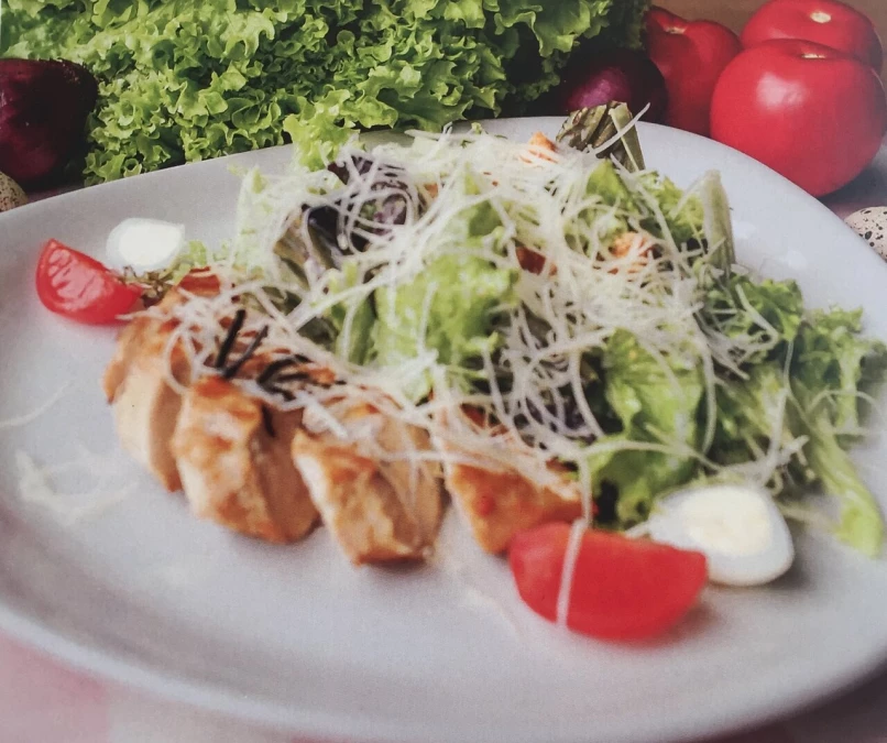 Салат Цезарь с курицей