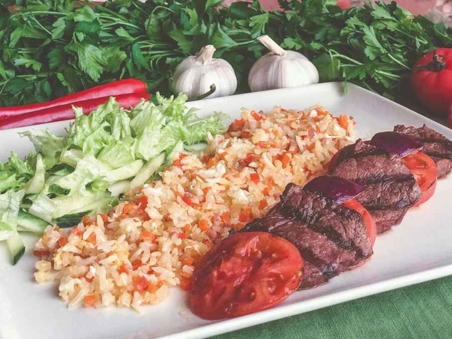 Медальоны из говядины с рисом