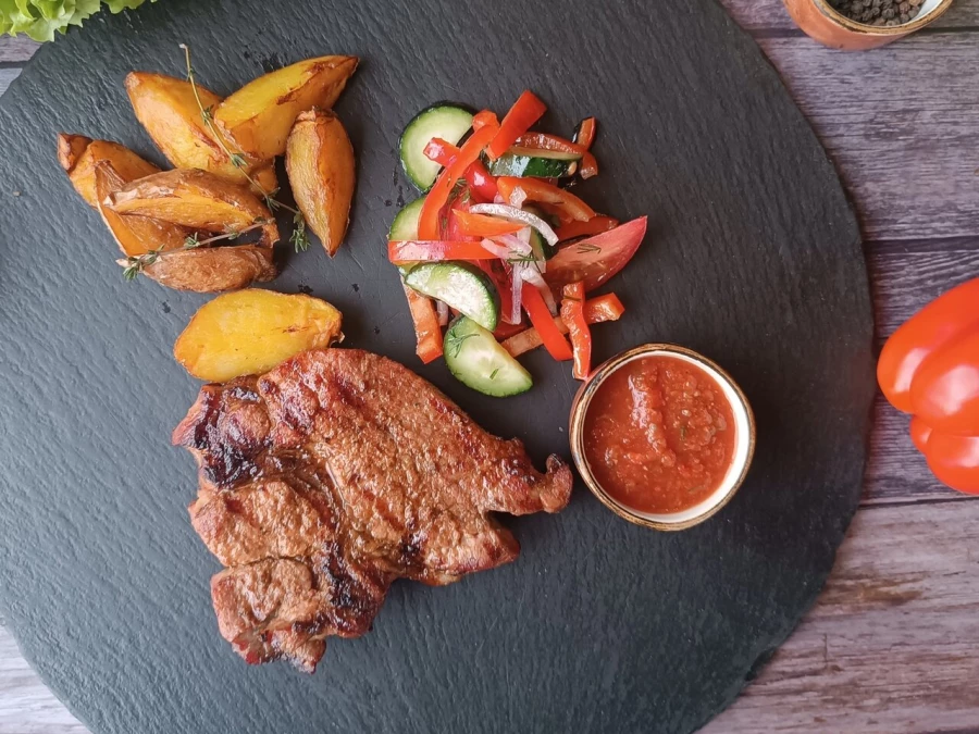 Стейк из cвинoй шеи