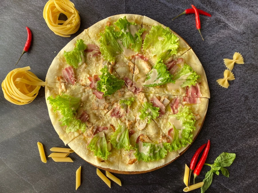 Пицца Цезарь с курицей и беконом