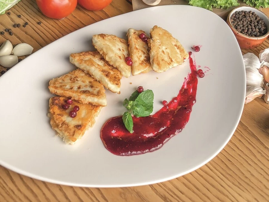 Жареный сыр с брусничным соусом