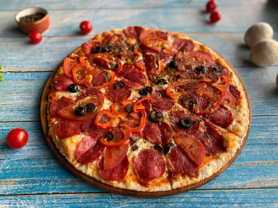 Пицца с салями