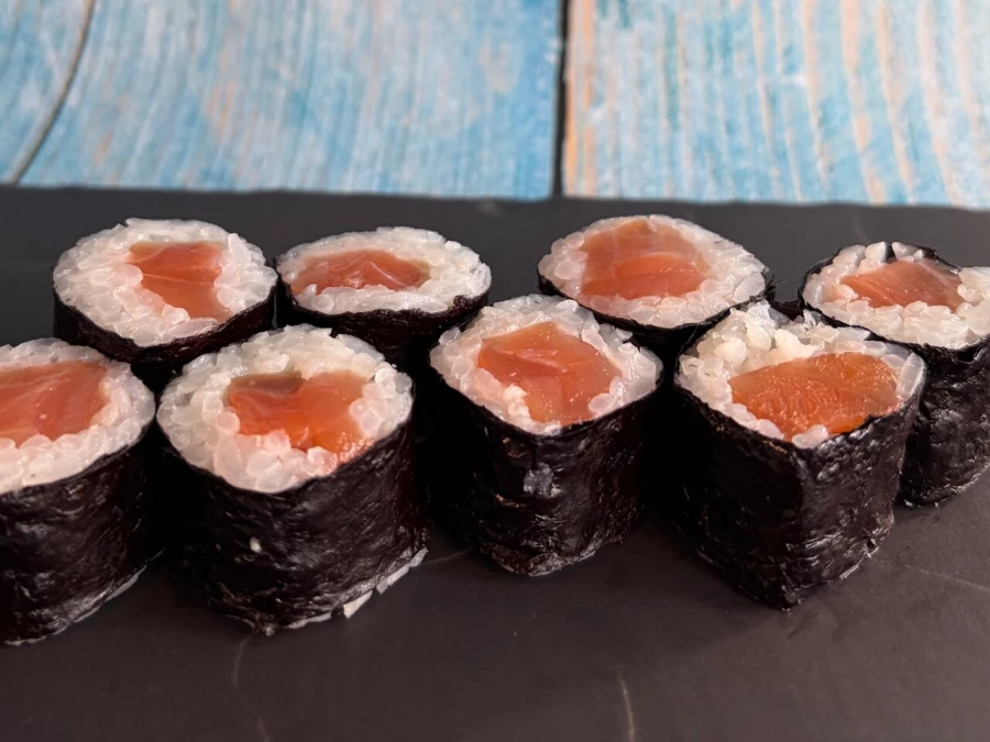 Ролл маки с лососем 