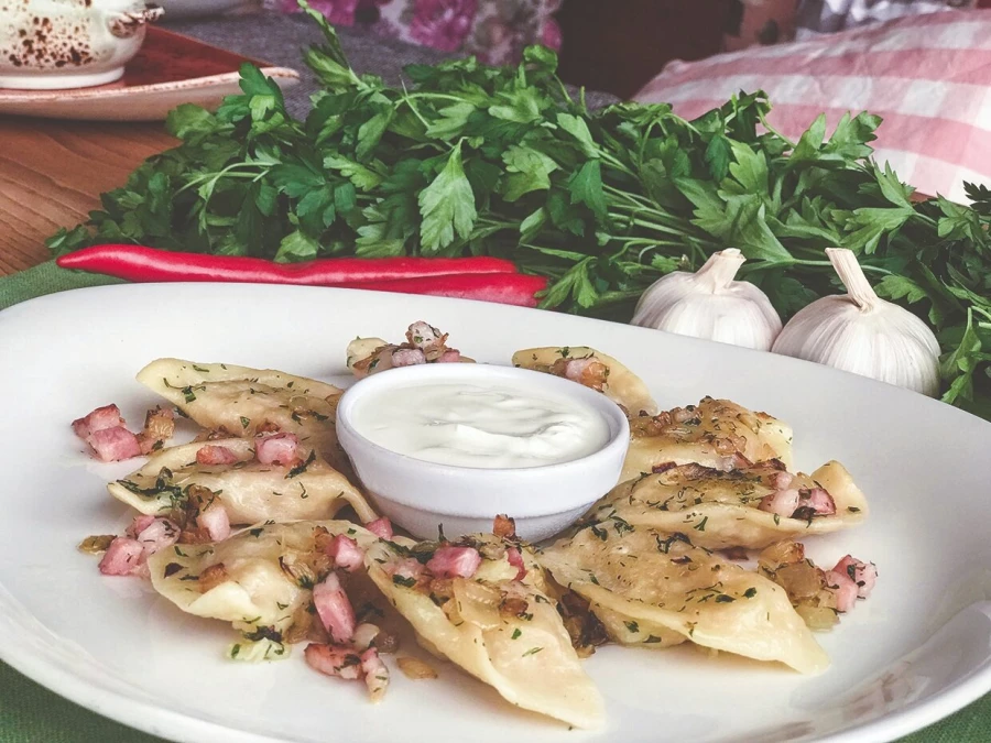 Вареники с картофелем, жареным луком и беконом