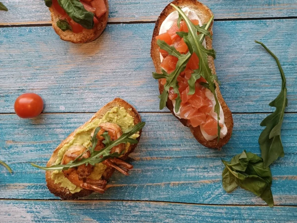 Брускетта с креветкой и авокадо