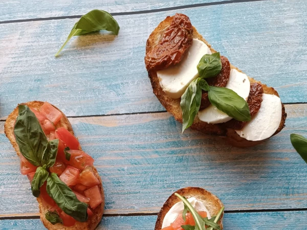 Брускетта с моцареллой и вялеными томатами