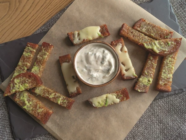 Чесночные гренки с соусом акрополь