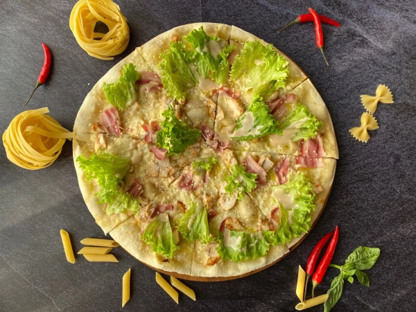 Пицца Цезарь с курицей и беконом