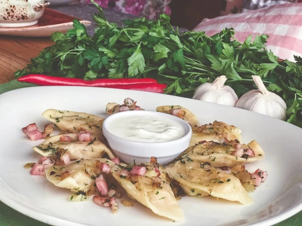 Вареники с картофелем, жареным луком и беконом