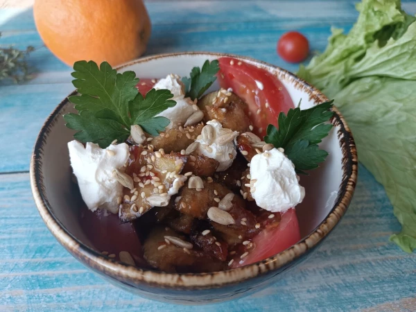 Салат с хрустящими баклажанами