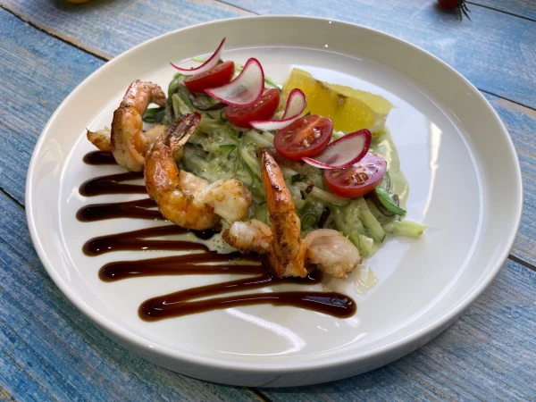 Салат с чукой и креветками 