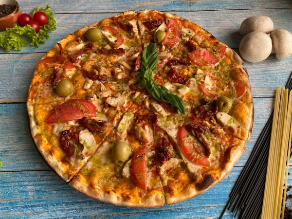 Пицца с курицей, вялеными томатами и песто