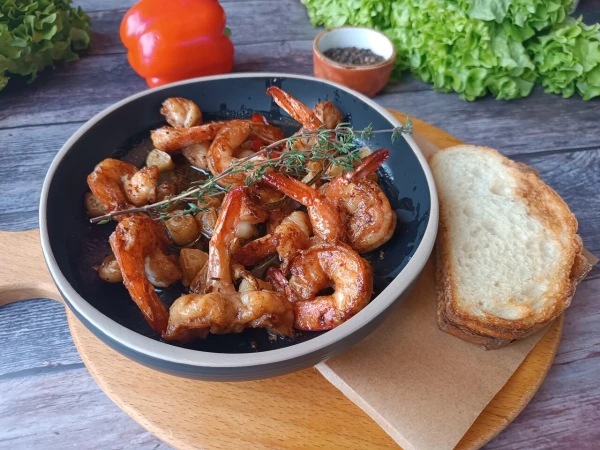 Жареные тигровые креветки с чесноком