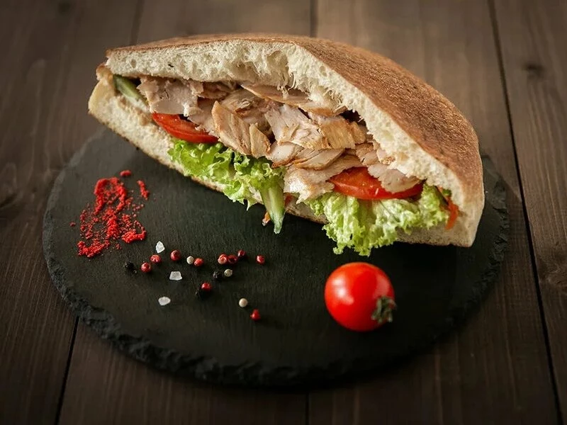 Шаурма куриная в толстом лаваше 1/2