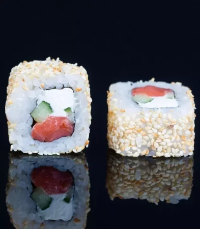 Ролл Филадельфия в кунжуте