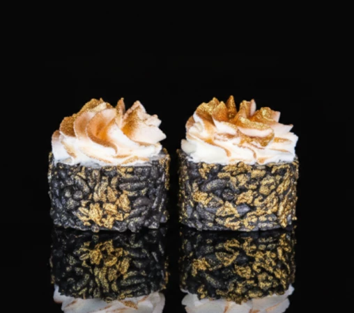 Black ролл с жареным окунем