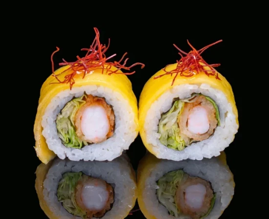 Ролл с креветкой в манго