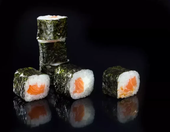 Ролл с лососем