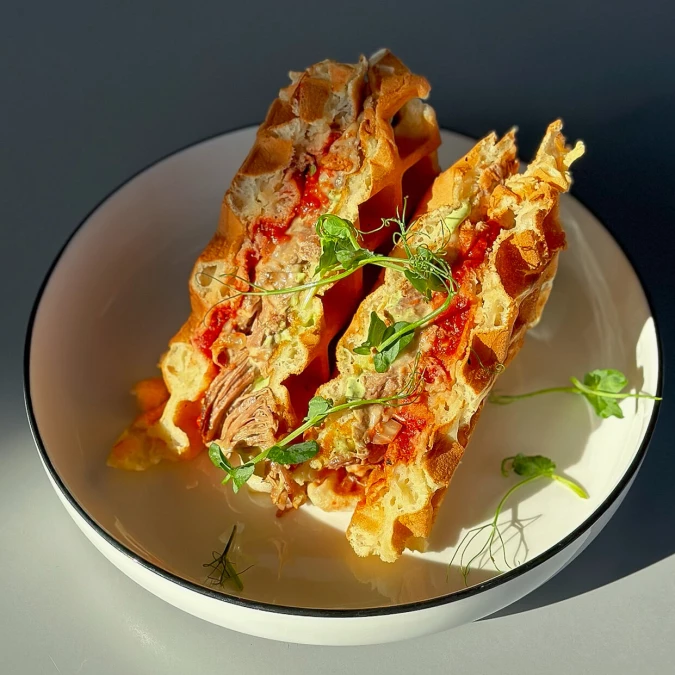 Вафли c говядиной в соусе тартар