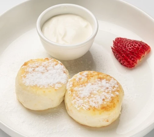Классические сырники со сметаной и сахарной пудрой 2 шт