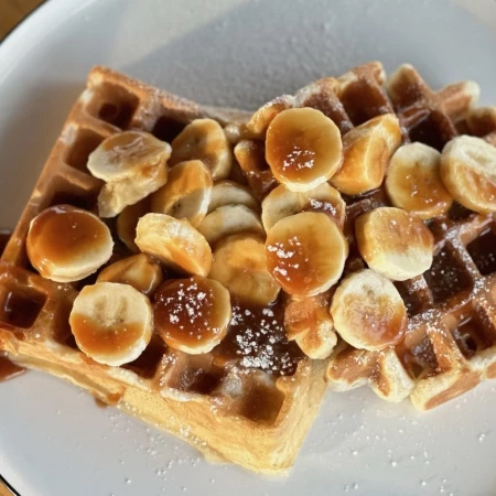 Вафли с бананом и карамелью