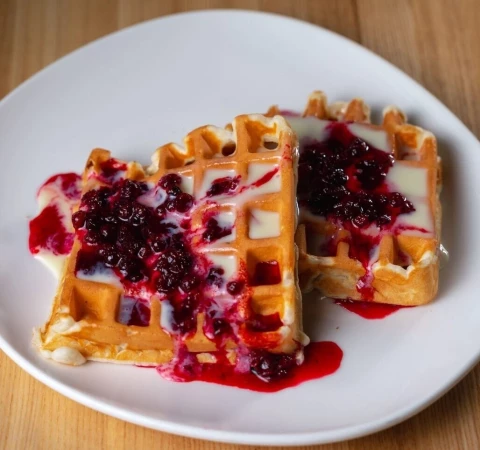 Вафли со сгущенкой и брусничным конфитюром