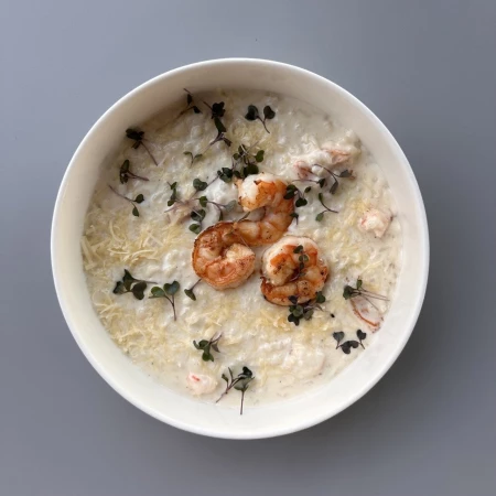 Каша рисовая с пармезаном и креветками