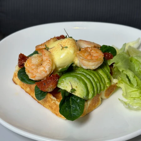 Сырная вафля с креветками и авокадо