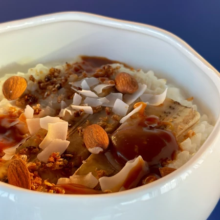 Каша рисовая с бананом и соленой карамелью