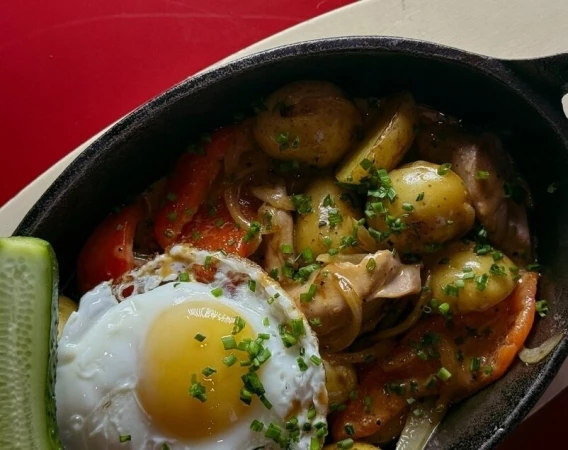 Томленая утка с картофелем и печеным сладким перцем