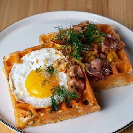 Картофельные вафли с сыром блю-чиз, вешенками и обжаренным беконом