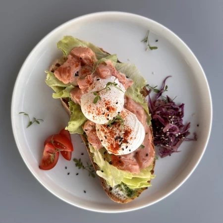 Тост с лососем в айоли