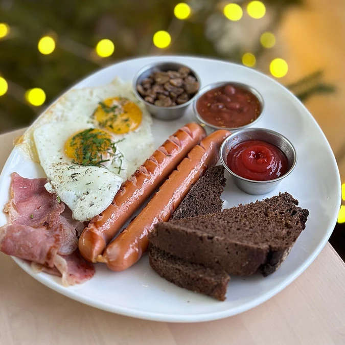 Завтрак с беконом и колбасками 