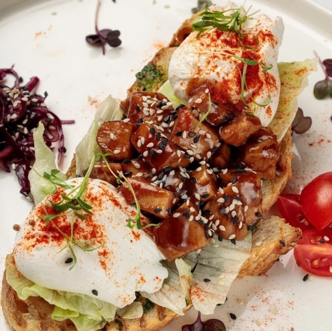Тост с курочкой терияки, салатом клоу-слоу в фирменном соусе