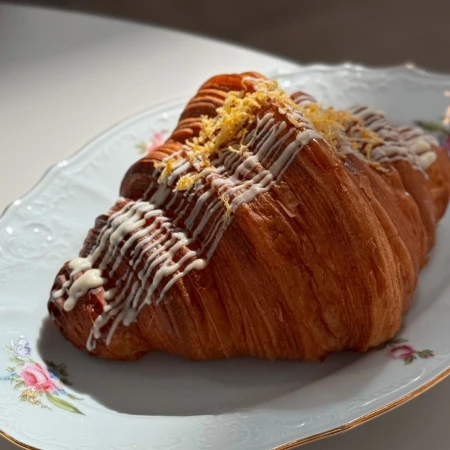 Круассан с лимонным курдом и кокосовым кремом