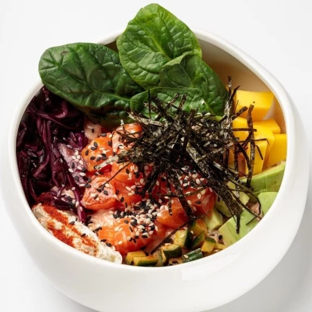 Поке с лососем, манго и битыми огурцами