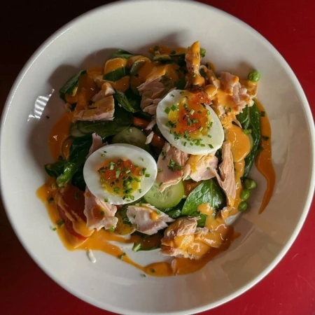 Салат с горбушей, бейби-картофелем, печеным перцем и соусом ромеско ЗШ