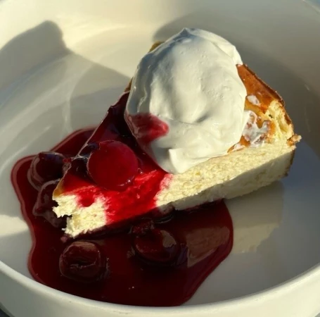 Творожная запеканка с вишневым конфитюром и сметаной