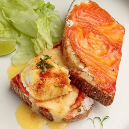 Camon-тост с лососем и творожным сыром