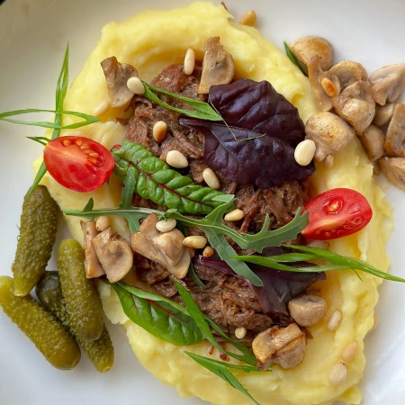 Пюре с томленой говядиной и грибочками
