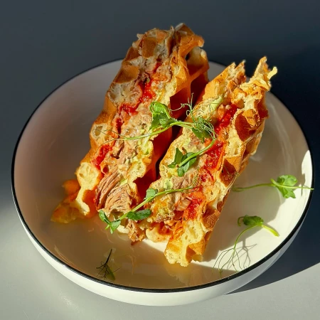 Вафля с томленой говядиной под двойным соусом