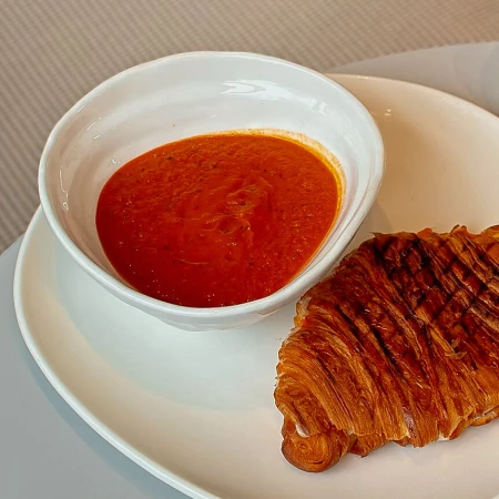 Хрустящий гриль-чиз из круассана с томатным супом