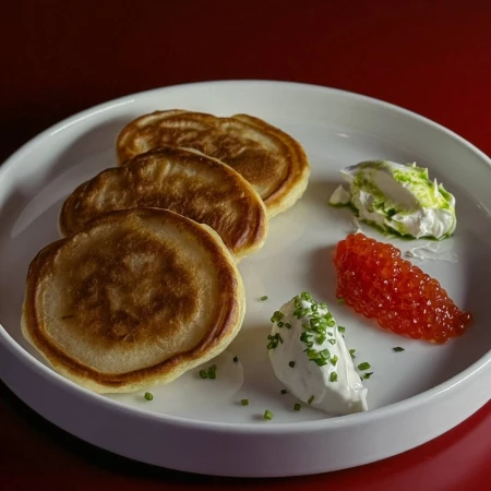 Воздушные оладья с красной икрой, сливочным маслом и сметаной ЗШ