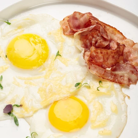Глазунья с обжаренным беконом и сыром