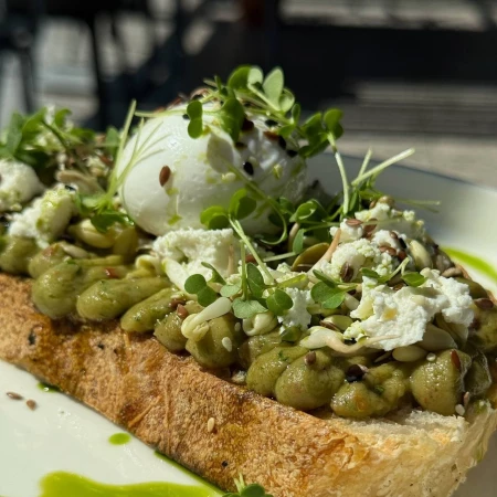 Авокадо тост с рикоттой, нежным гуакомоле и яйцом пашот