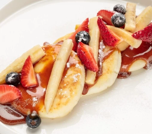 Сырники с рикоттой, мисо-карамелью и свежими ягодами