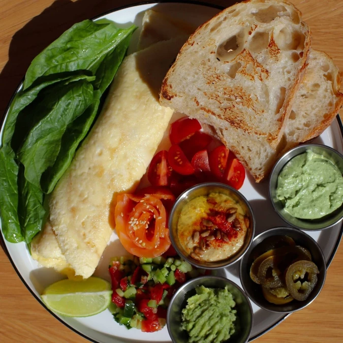 Завтрак с хумусом и лососем