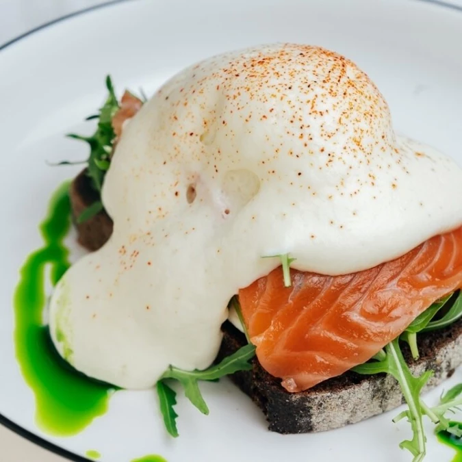 Слабосоленый лосось на ржаном тосте