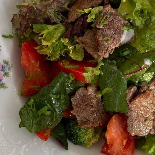 Салат с мраморной телятиной, брокколи, печеным перцем и трюфельным соусом